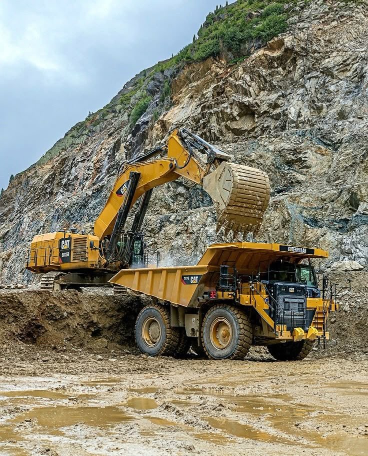 Pelle hydraulique chargeant un tombereau dans une carrière (photo d'illustration)